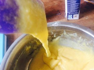 没有盒子的豆乳盒子,搅拌时注意手法要切拌，防止面粉起筋，会影响蛋糕口味和拔高，搅拌至面糊用刮刀挑起有连续不断的面糊流下并且刮刀下方呈现三角状态，面糊光滑细腻
