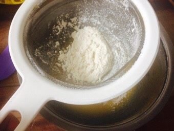 没有盒子的豆乳盒子,将70g低筋面粉分三次筛入蛋黄盆中，每次筛入要拌至无干粉，再筛入面粉
