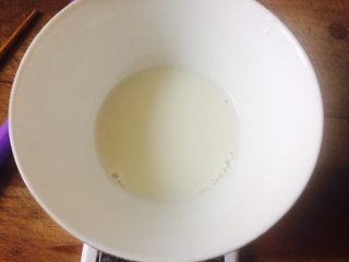 没有盒子的豆乳盒子,牛奶40ml和20g糖混合放在干净的碗里，用手动打蛋器搅拌至糖融化