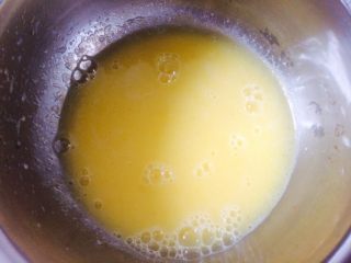 没有盒子的豆乳盒子,将奶糊倒入蛋黄盆中搅拌均匀