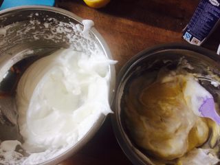 没有盒子的豆乳盒子,将三分之一蛋白糊倒入蛋黄糊中，迅速一定要迅速用切拌手法混合，防止消泡