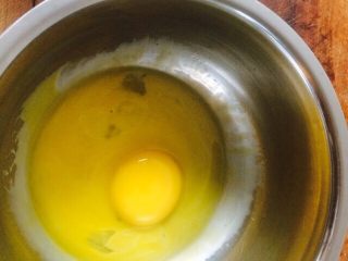 没有盒子的豆乳盒子,蛋黄蛋清分离，注意先将蛋打在一个小碗里再倒入无油无水的干净盆子中，以防止坏蛋👀