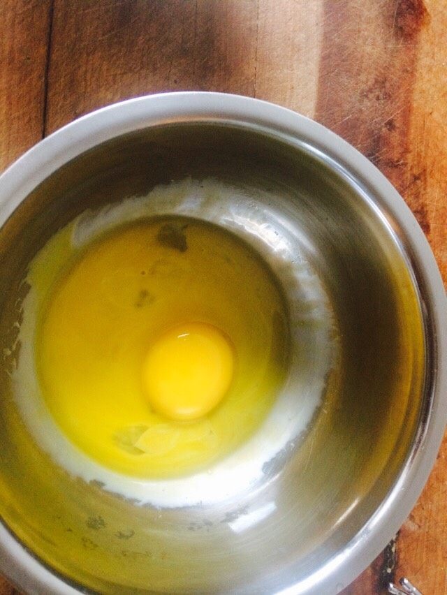 没有盒子的豆乳盒子,蛋黄蛋清分离，注意先将蛋打在一个小碗里再倒入无油无水的干净盆子中，以防止坏蛋👀