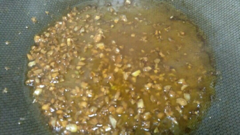 蒜蓉粉丝金针菇,最后加入少许清水，煮沸即可关火～