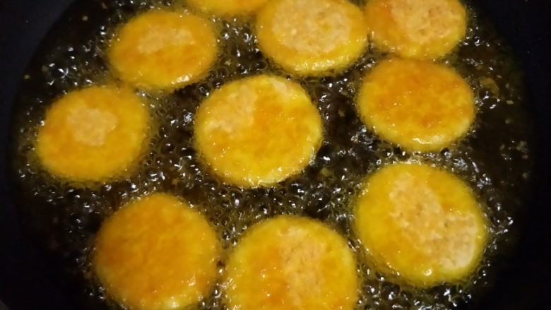 脆皮南瓜饼,锅里倒油，量大约可以没过南瓜饼就好。油温约5，6成热时，放入南瓜饼，火中小火炸