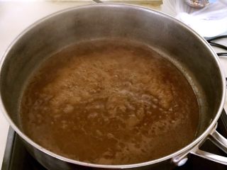 梅花肉烧角豆,把锅内汤汁加热，加入水淀粉烧开，汤汁做好了