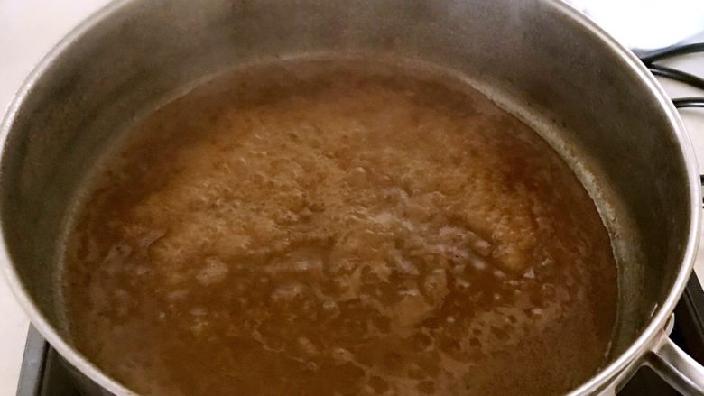 梅花肉烧角豆,把锅内汤汁加热，加入水淀粉烧开，汤汁做好了