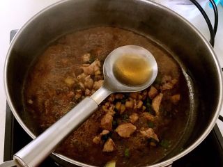 梅花肉烧角豆,加入生抽和料酒调匀