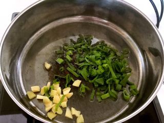 梅花肉烧角豆,锅内加入大豆色拉油烧热后加入花椒粉，大葱段和姜片炒出香味
