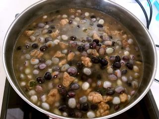梅花肉烧角豆,加入适量开水，水量没过豆子，盖上锅盖，温火烧25分钟