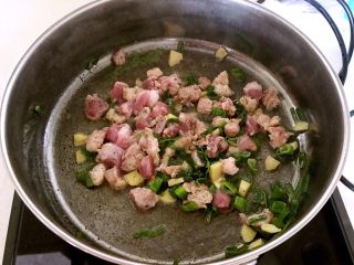 梅花肉烧角豆,加入梅花肉翻炒1分钟