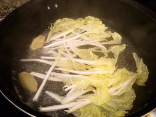 凉拌牛百叶,水开以后，先煮白菜，吃火锅烫过毛肚的人都知道，毛肚熟得非常快。所以先把白菜煮熟以后，再放牛百叶。