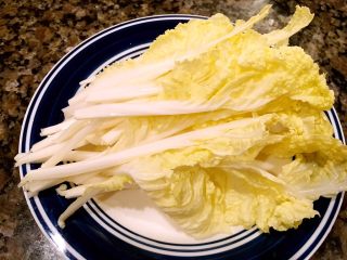 凉拌牛百叶,因为牛百叶是条状的，所以白菜也要配合一下，切成长条状的。直接从头切到尾就行。