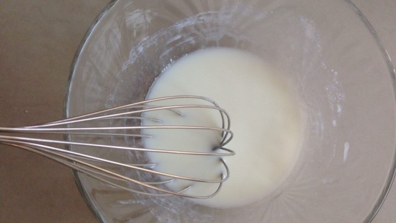 柠檬戚风纸杯蛋糕,用手动打蛋器搅拌1、2分钟，乳化好