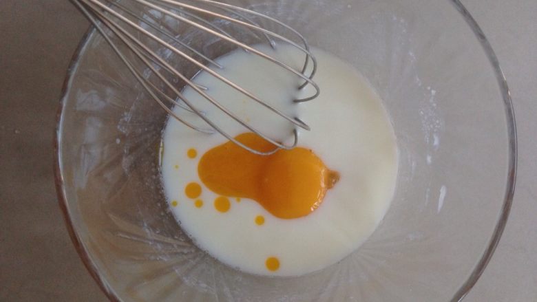 柠檬戚风纸杯蛋糕,加入蛋黄