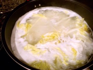 凉拌牛百叶,这时候煮开的水里会产生很多泡沫，所以在捞白菜和牛百叶的时候一定要在锅里掸一下再捞出来，尽量把泡沫掸掉。