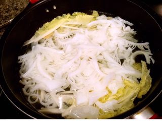 凉拌牛百叶,白菜可以根据自己的口味来煮，可以硬一些，也可以煮软一些。我比较爱吃软白菜，所以待白菜煮软以后，再放入牛百叶。水开以后直接关火。