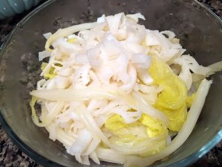 凉拌牛百叶,将牛百叶和白菜加入调料碗里铺均匀。