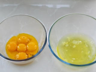 酸奶戚风蛋糕,取两个干净无油的大碗，把蛋白和蛋黄分离备用