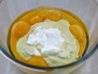 酸奶戚风蛋糕,蛋黄中加入玉米油、酸奶和30克细砂糖