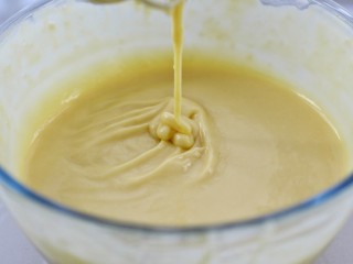 酸奶戚风蛋糕,用打蛋器呈之字形拌匀，拌好的蛋黄糊呈细腻顺滑状态