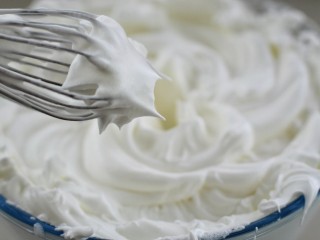 酸奶戚风蛋糕,打至硬性发泡，即提起打蛋器带出的蛋白呈直立的尖状