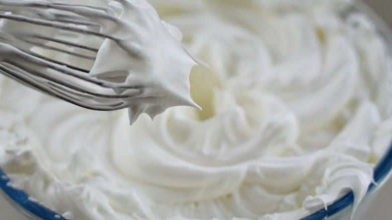 酸奶戚风蛋糕,打至硬性发泡，即提起打蛋器带出的蛋白呈直立的尖状