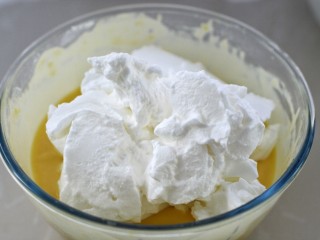 酸奶戚风蛋糕,取1/3蛋白霜放入蛋黄糊中