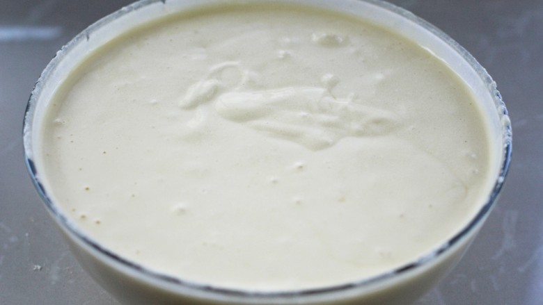 酸奶戚风蛋糕,把面糊再倒回剩下的蛋白霜中，由上而下翻拌均匀