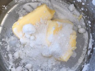 日式南瓜挞,黄油软化后加入糖粉细盐