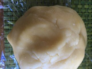 日式南瓜挞,捏成团状不见干粉，包在保鲜膜里放冰箱冷藏半小时