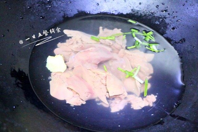 鸡肝青菜粥,鸡肝去除白色筋膜，凉水下锅煮，加入一点葱姜。