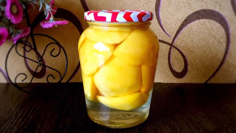 自制黄桃罐头—真正的安全无添加,罐头汁水清澈，看着就有食欲，前期冲洗黄桃块的目的就为此。