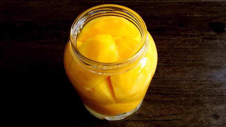 自制黄桃罐头—真正的安全无添加,倒入开水至瓶颈处，要腌过黄桃。