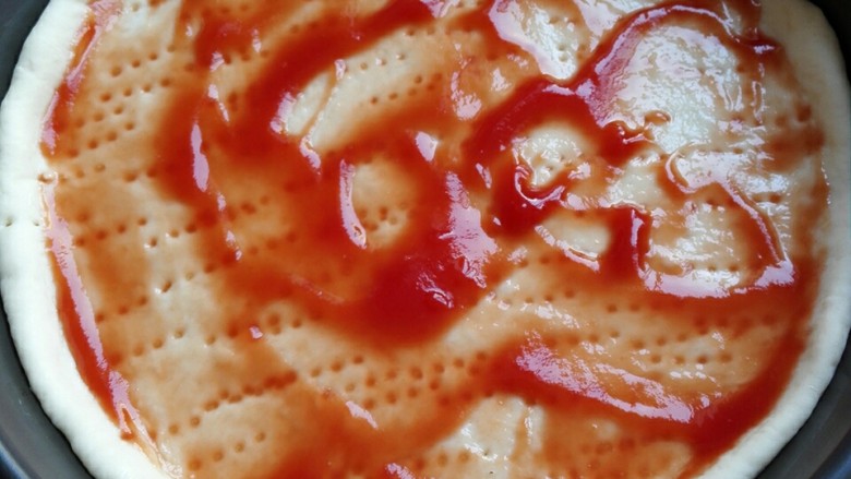 海鲜披萨,放入<a style='color:red;display:inline-block;' href='/shicai/ 753'>番茄沙司</a>抹匀。
