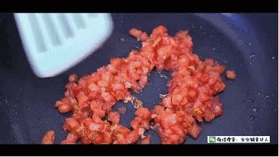 酸甜冬瓜汤 宝宝辅食食谱,开小火，锅中刷上一层薄薄的油。倒入西红柿丁，翻炒均匀。