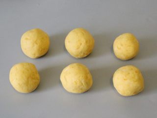 豆沙红薯软香饼,将搅拌后的红薯泥分成小团，搓成小球。