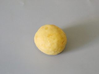豆沙红薯软香饼,将红豆沙包如红薯面团中，重新滚成圆球。