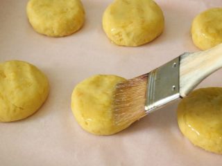豆沙红薯软香饼,用手将红薯团压稍扁，刷上一层食用油。