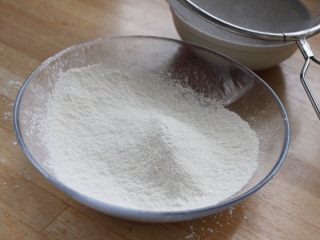 #不一样的泡芙#天鹅泡芙,
1. 将普通面粉50克和玉米淀粉25克过筛两次。
