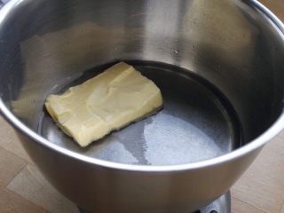 #不一样的泡芙#天鹅泡芙,3. 将黄油50克、水90克、盐一小撮和糖5克放入煮锅中，煮沸，关火。