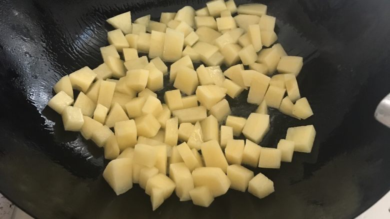 干煎土豆鸡丁,不要翻炒，用锅铲轻轻码平，使底部能均匀受热，干煎