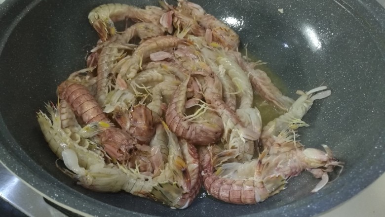 椒盐皮皮虾,加适量油，把筷子放进去有炸筷子的感觉了倒虾