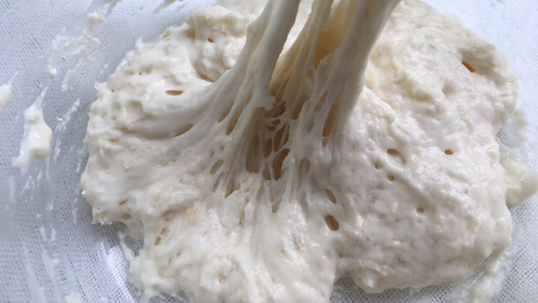 抹茶双色梅花吐司（波兰种）,当酵头表面出现大量气孔，用筷子挑开呈蜂窝状即可