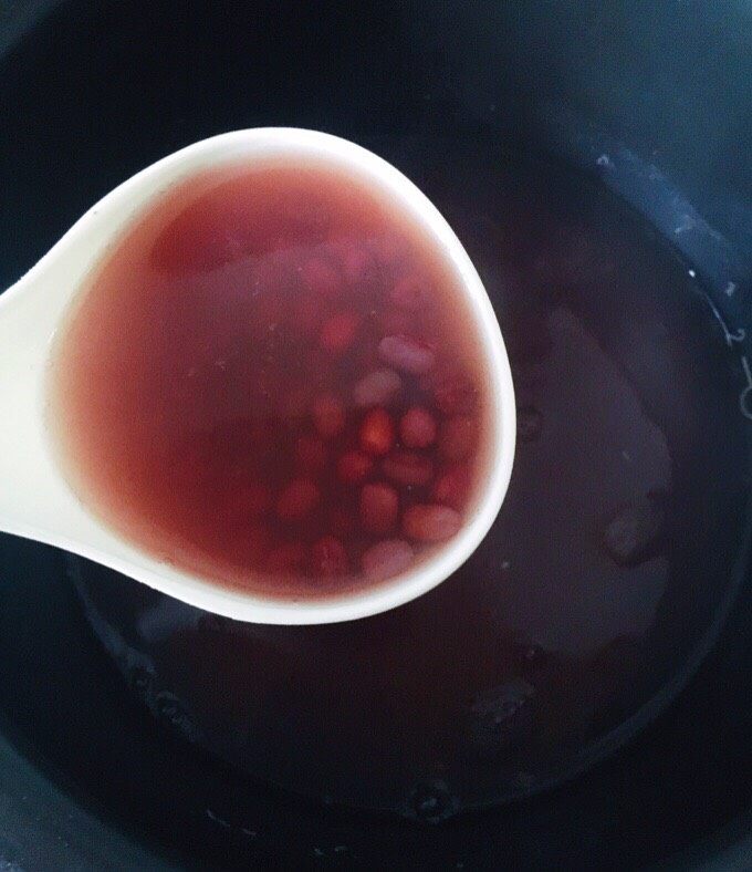 大象豆沙包,食材处理一：将红豆提前一夜浸泡后放入压力锅