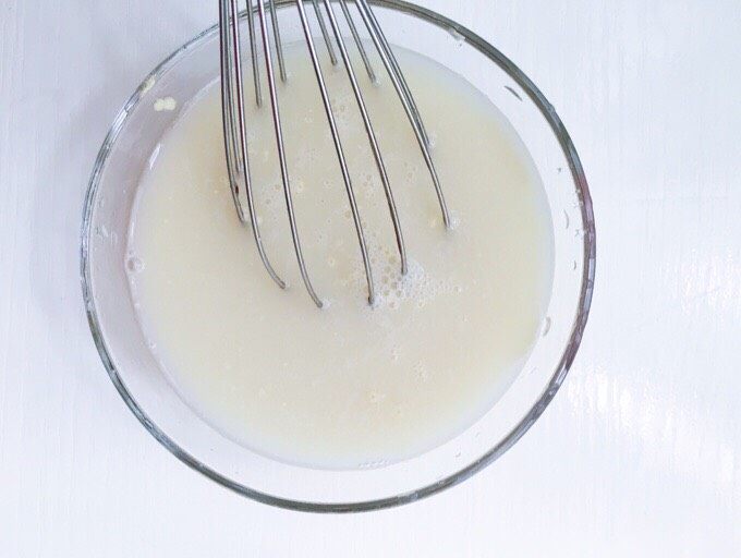 大象豆沙包,食材处理二：将酵母粉放进150ml的温水搅拌均匀 （呈淡黄的白色）