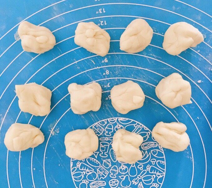 大象豆沙包,再来分出大象的耳朵部分（每个小剂子为15g）