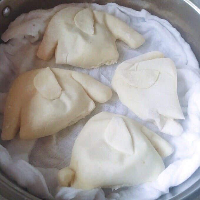 大象豆沙包,
发酵好的大象豆沙包冷水上锅蒸20分钟后关火焖几分钟即可（冷水上锅蒸的原因是在温度持续上升间还能二次发酵）