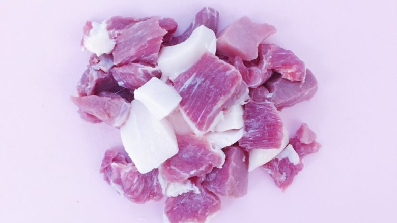 儿童猪肉肠,食材处理：将猪肉洗净切成小块