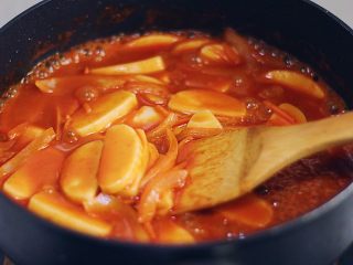 韩式辣炒年糕（纯素）附芝士版本,煮至年糕软糯，翻版均匀，使得每一块年糕都裹满了酱汁。